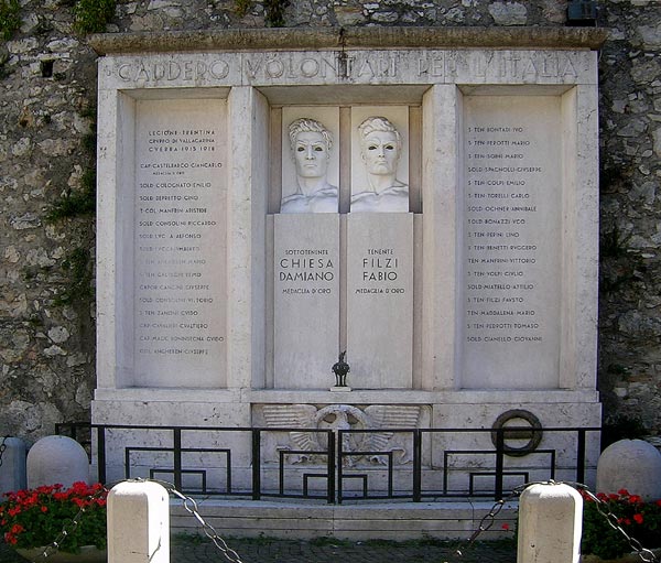 Monumento a Filzi e Chiesa in Piazza del Podestà a Rovereto (TN)